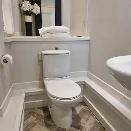 Hidden Gem. 1800s Bank Office. Town Holiday home *