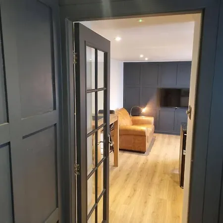 Hidden Gem. 1800s Bank Office. Town Holiday home