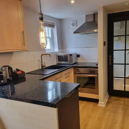 Hidden Gem. 1800s Bank Office. Town Holiday home *