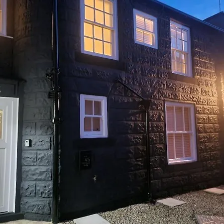 Holiday home Hidden Gem. 1800s Bank Office. Town *