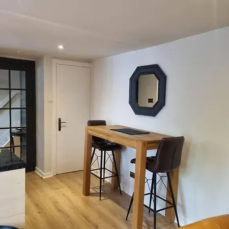 Holiday home Hidden Gem. 1800s Bank Office. Town