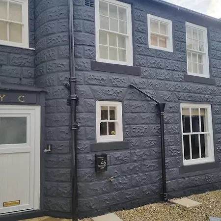 Holiday home Hidden Gem. 1800s Bank Office. Town